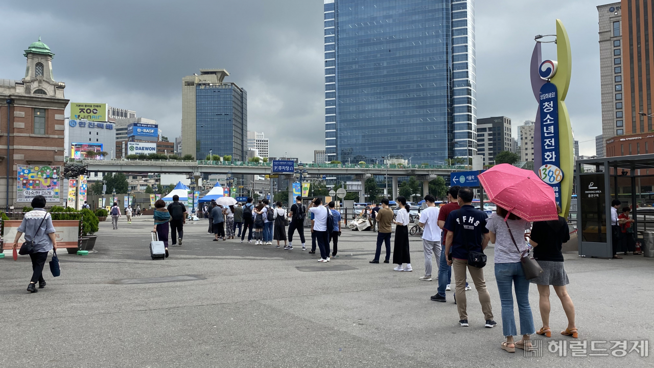 9일 오전 서울 중구 서울역광장에 마련된 신종 코로나바이러스 감염증(코로나19) 임시선별검사소 앞에 검사를 받으려는 시민들이 줄지어 서 있다. 이날 오전 9시께 검사소 앞에 줄을 선 시민들이 120여명에 달하면서 줄이 서울역 역사 앞까지 길어지기도 했다. 강승연 기자