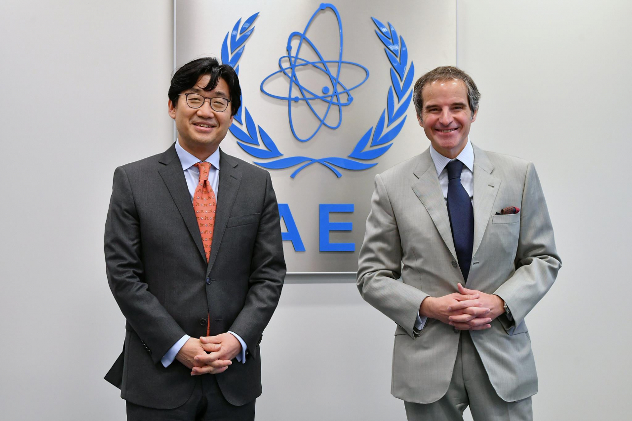 최종문 외교부 2차관과 라파엘 그로시 국제원자력기구(IAEA) 사무총장 [IAEA 제공]
