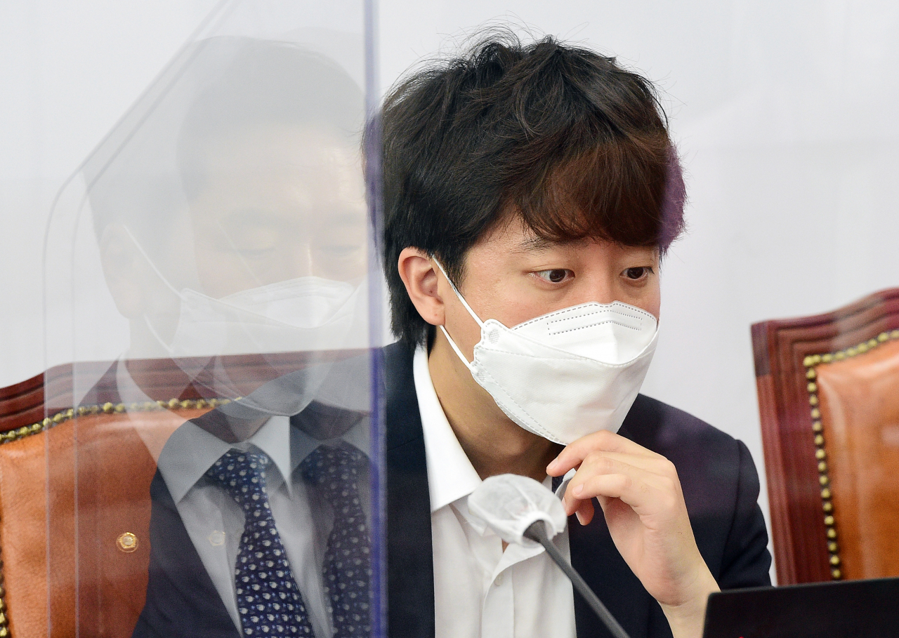 국민의힘 이준석 대표가 8일 서울 여의도 국회에서 최고위원회의를 준비하고 있다.[연합]