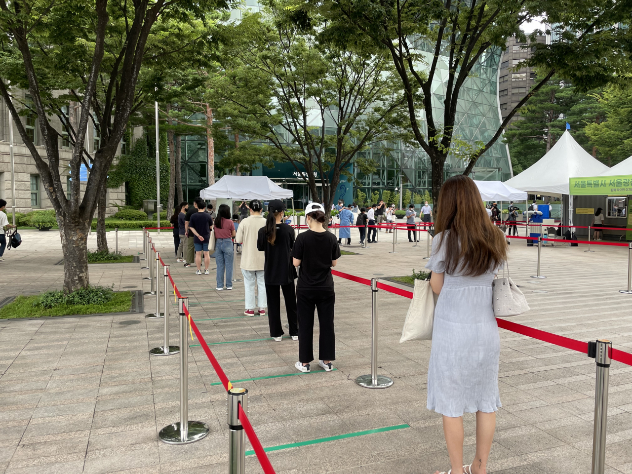 9일 오전 8시 40분 서울광장 임시선별검사소를 찾은 시민들의 모습. 이날 오전 9시부터 시작되는 코로나19 선제검사를 위해 2030 여성들이 줄을 서 있다. 김유진 기자/kacew@heraldcorp.com