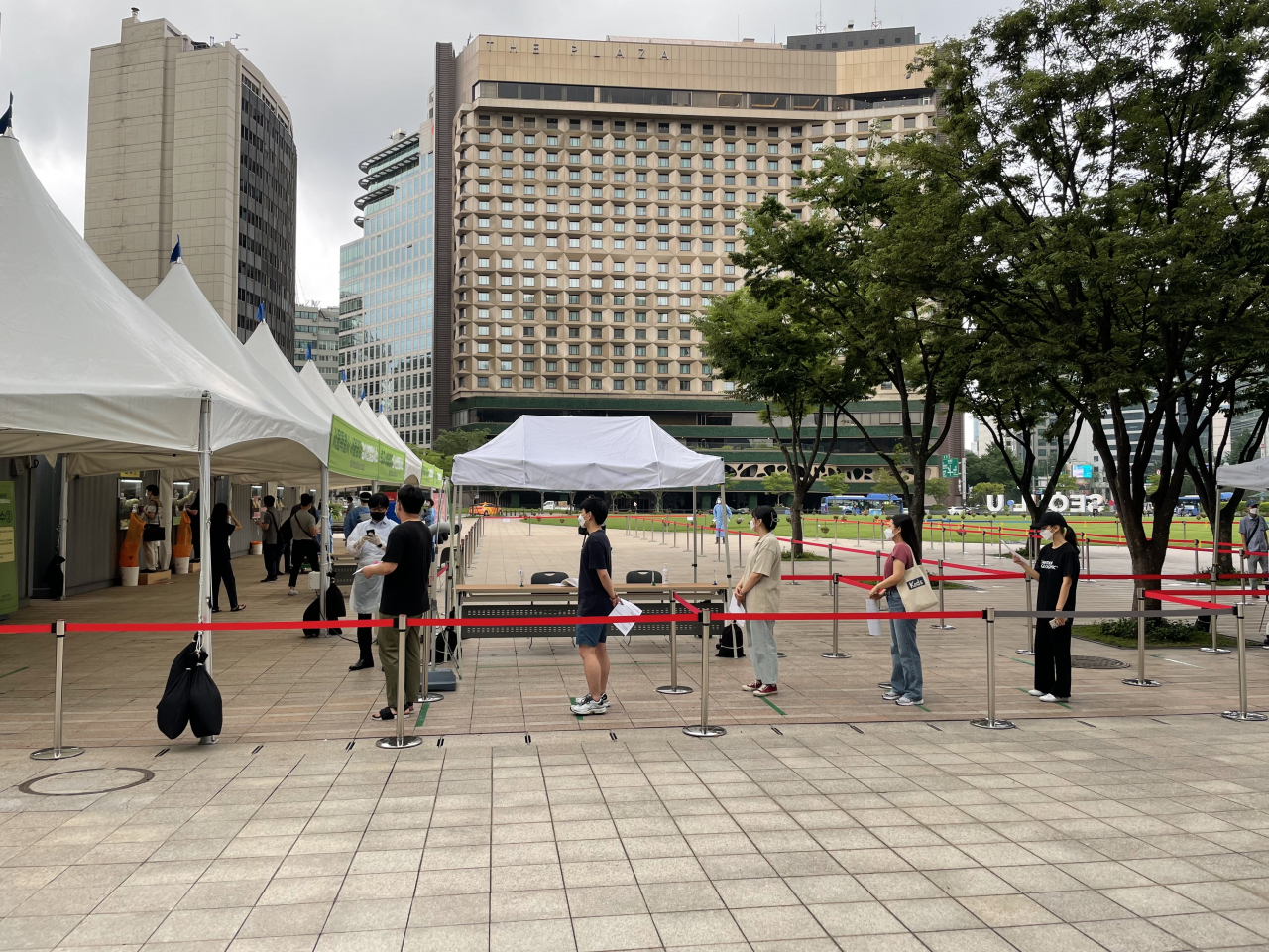 9일 오전 8시 40분 서울광장 임시선별검사소를 찾은 시민들의 모습. 이날 오전 9시부터 시작되는 코로나19 선제검사를 위해 줄을 선 시민들 사이에 2030 젊은층의 행렬이 눈에 띈다. 김유진 기자/kacew@heraldcorp.com