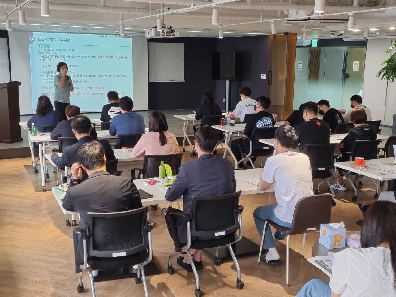 한국공정경쟁연합회 ISO 전문위원이 서울 강남구 빗썸 본사에서 임직원 대상 준법경영 교육을 진행하고 있다. [빗썸코리아 제공]