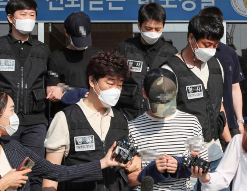 오피스텔에서 친구를 감금해 살해한 혐의를 받는 피의자 안모·김모 씨가 지난달 22일 오전 검찰로 송치되기 위해 서울 마포경찰서를 나서고 있다. [연합]
