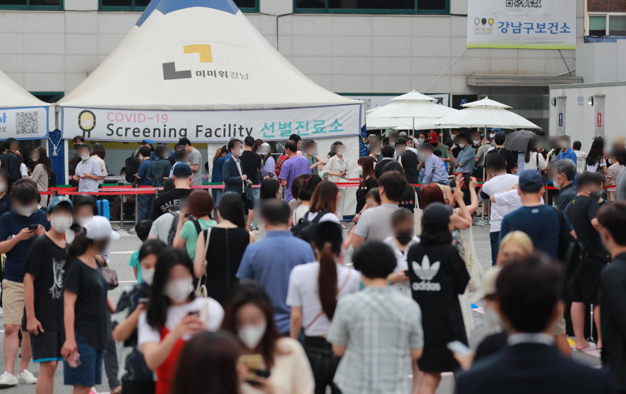 9일 오전 서울 강남구 보건소 선별진료소를 찾은 시민들이 신종 코로나바이러스 감염증(코로나19) 검사를 위해 차례를 기다리고 있다. 중앙방역대책본부는 이날 0시 기준으로 신규 확진자가 1천316명 늘어 코로나 사태 이후 가장 많은 수를 기록했다고 밝혔다. 연합뉴스