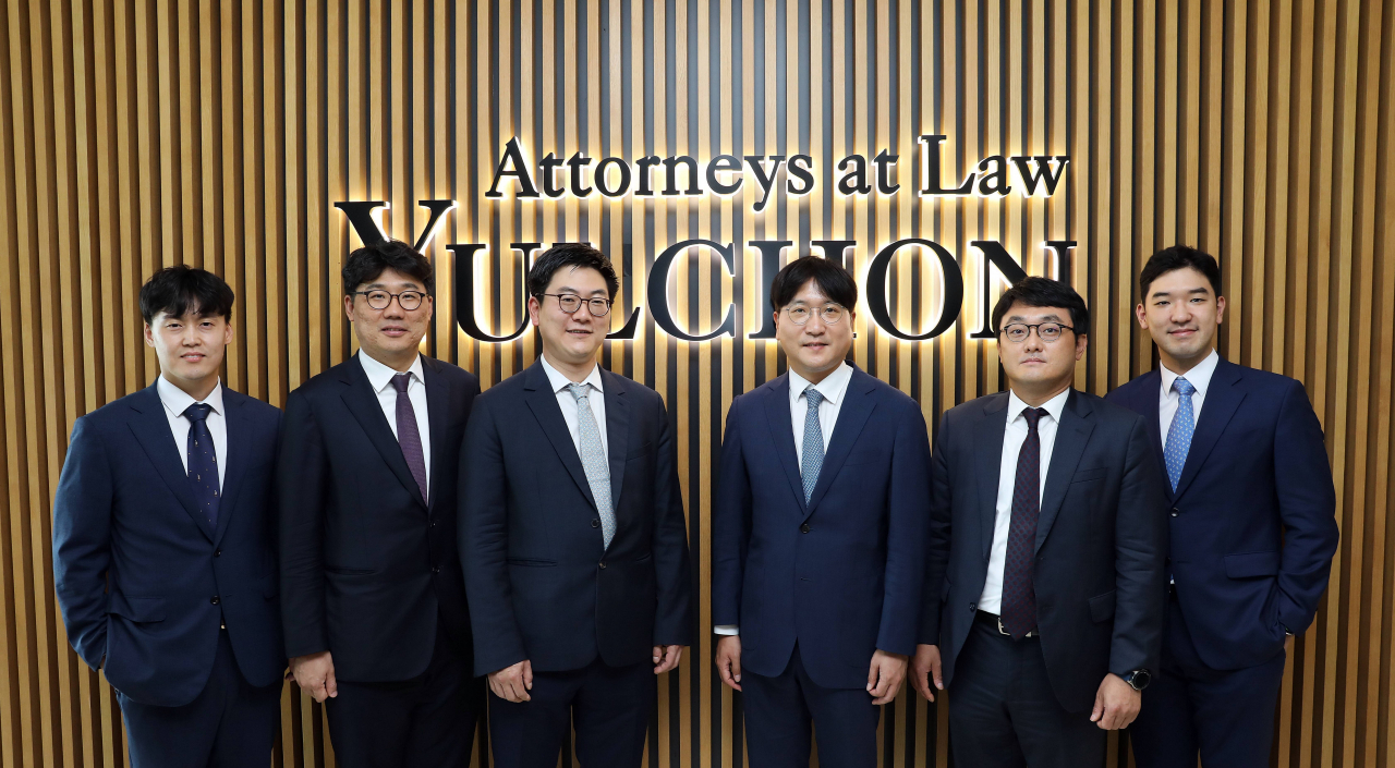 사진 왼쪽부터 김진배 변호사, 박정재 전문위원, 박영윤 변호사, 이재근 변호사, 김익현 변호사, 이정균 변호사 (법무법인 율촌 제공)
