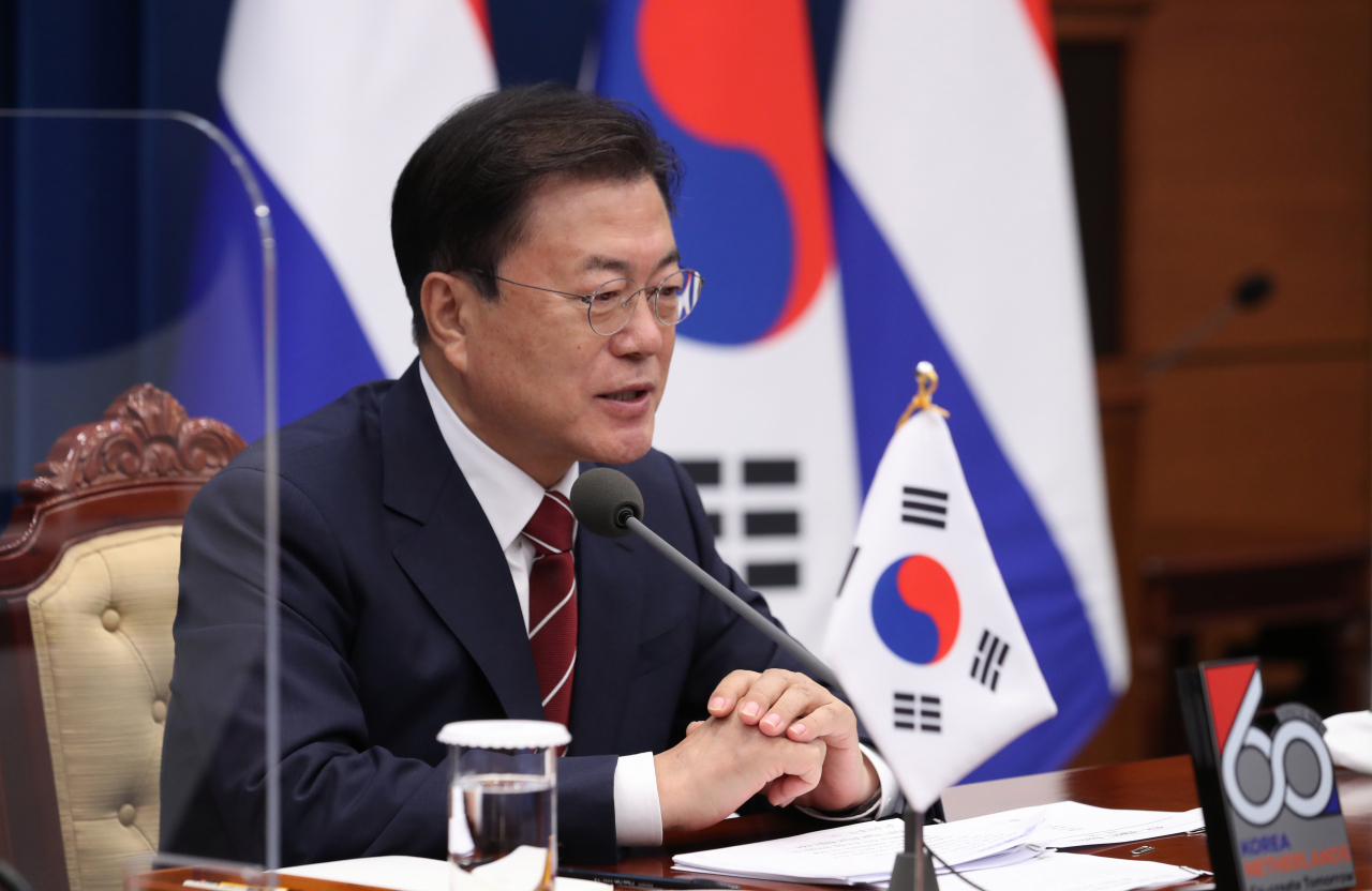 문재인 대통령이 7일 청와대 여민관에서 열린 마크 루터 네덜란드 총리와의 화상 정상회담에서 발언하고 있다. [연합]