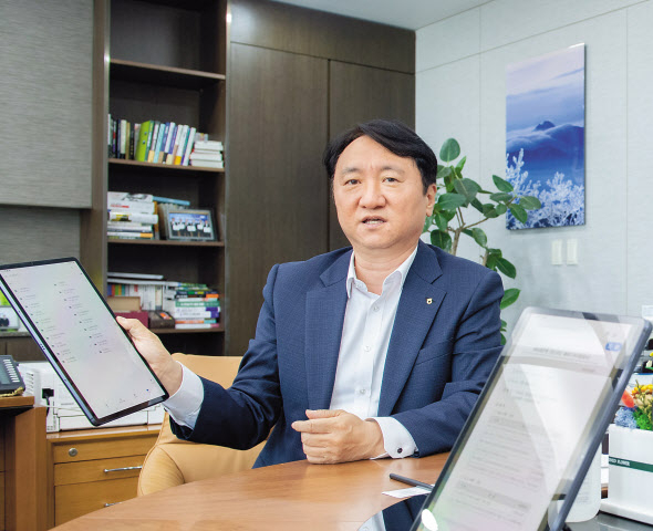 취임 이후 6개월이 흐른 지난달 30일, 서울 중구 NH농협은행 본사에서 만난 권준학 행장은 “디지털 혁신의 핵심에는 늘 사람과 고객이 있다”고 강조했다. 권 행장은 이어 “금리 등 조건이 좋은 상품을 제공하는 차원을 넘어 더 높은 가치를 누릴 수 있는 생활플랫폼으로 변화하겠다”고 말했다. [NH농협은행 제공]