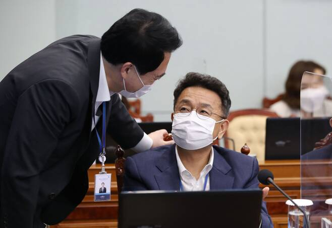 이철희 청와대 정무수석(오른쪽)과 박수현 국민소통수석이 지난 5일 청와대에서 열린 수석·보좌관회의에서 대화하고 있다. [욘헙[