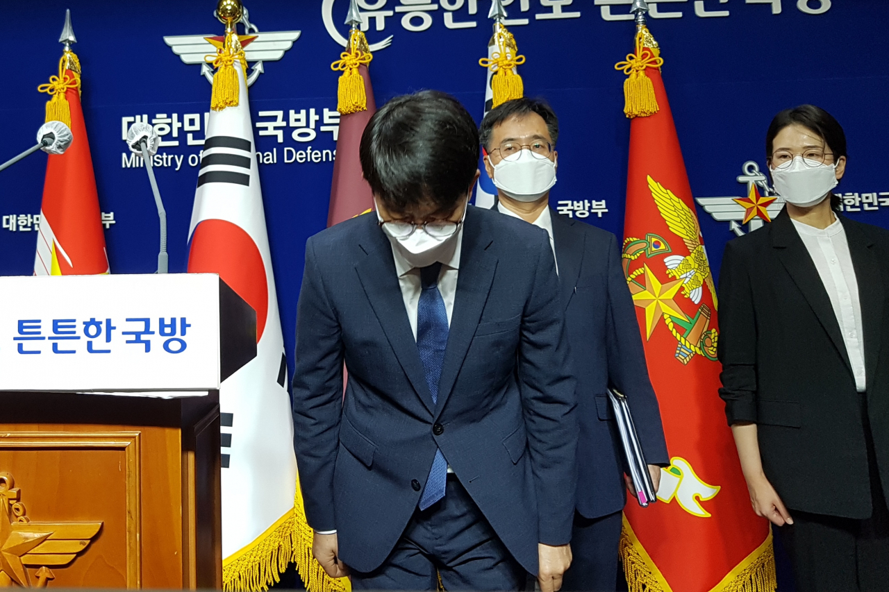 국방부 합동수사단이 9일 오전 ‘공군 성추행 피해 여중사 사망 사건’ 중간수사결과를 발표한 가운데 직무유기 혐의로 내사를 받고 있는 전익수 공군본부 법무실장이 국방부 검찰단에 이날 처음 출석했다. 박재민 국방부 차관이 중간수사결과를 발표하면서 이모 중사와 유족에게 고개 숙여 사과의 뜻을 표하고 있다. [연합]