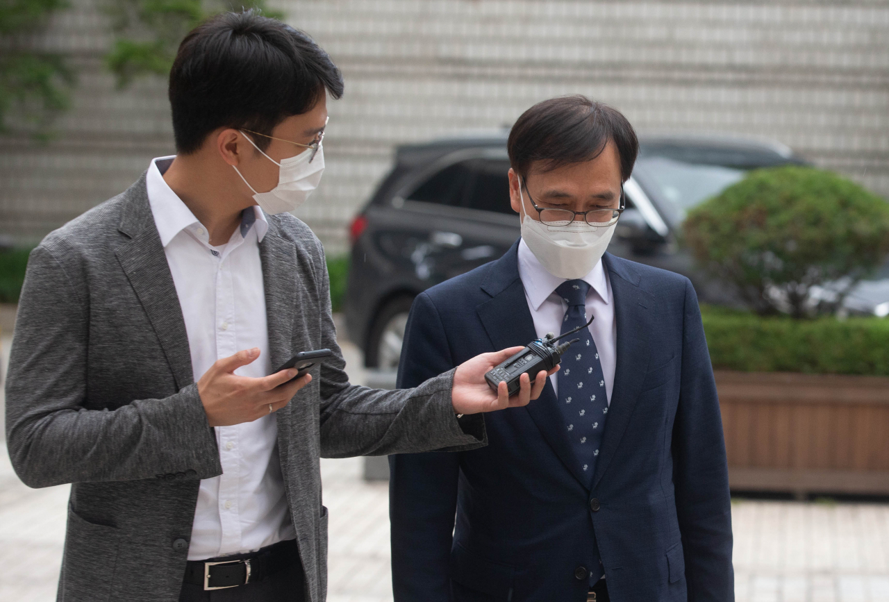한동훈 검사장을 독직폭행한 혐의로 재판에 넘겨진 정진웅 울산지검 차장검사가 9일 오전 서울 서초구 서울중앙지법에서 열린 1심 결심 공판에 출석하고 있다. [연합]