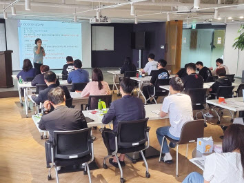 한국공정경쟁연합회 ISO 전문위원이 서울 강남구 빗썸 본사에서 임직원 대상 준법경영 교육을 진행하고 있다. [빗썸코리아 제공]