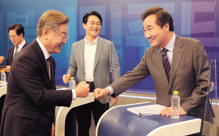 이재명(왼쪽) 경기도지사와 더불어민주당 이낙연 전 대표가 8일 오후 서울 중구 TV조선 스튜디오에서 TV조선, 채널A 공동 주관으로 열린 더불어민주당 대선 예비후보 4차 토론회에 참석해 인사를 나누고 있다. [연합]