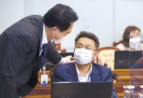 이철희(오른쪽) 청와대 정무수석과 박수현 국민소통수석이 지난 5일 청와대에서 열린 수석·보좌관회의에서 대화하고 있다. [연합]
