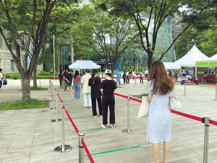 서울광장 임시선별검사소를 찾은 시민들이 9일 오전 9시부터 시작된 코로나19 선제검사를 받기 위해 길게 줄을 서 있다. 행렬 중 2030 젊은 층도 눈에 띈다. 김유진 기자