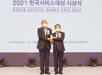 롯데건설 최광우(왼쪽) 상무가 2021 한국서비스대상 시상식에서 수상 후 기념촬영을 하고 있다. [롯데건설 제공]