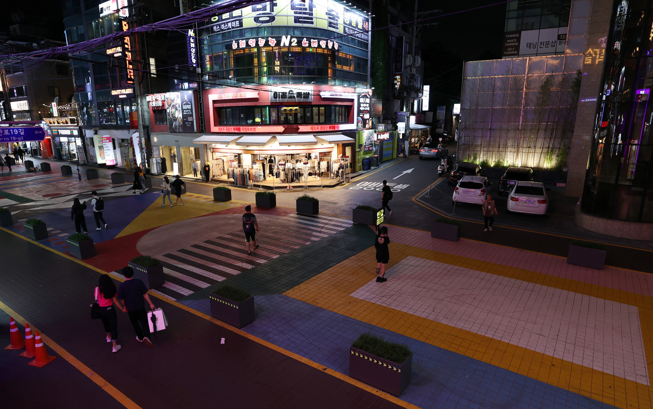 A street in Hongdae, a typically busy Seoul neighborhood known for its nightlife, appears empty on Thursday evening. (Yonhap)