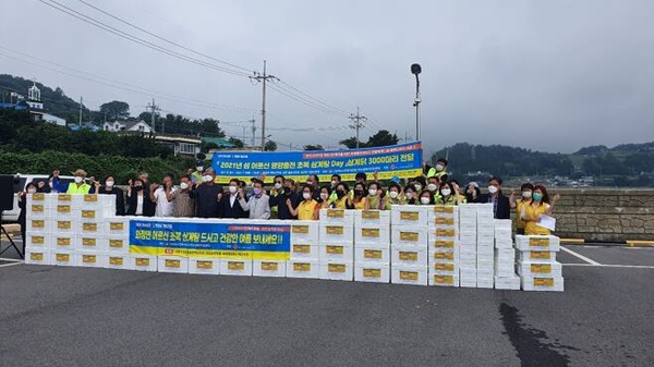 여수시 백야도에서 8일 삼계닭 전달식이 열리고 있다.
