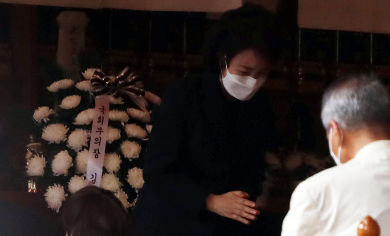 9일 고 박원순 전 서울시장 1주기 추모제가 열린 종로구 조계사에 부인 강난희 씨가 참석하고 있다. 전날 박 전 시장의 유족은 1주기 추모제를 가족들끼리만 지내겠다고 밝혔다. [연합]