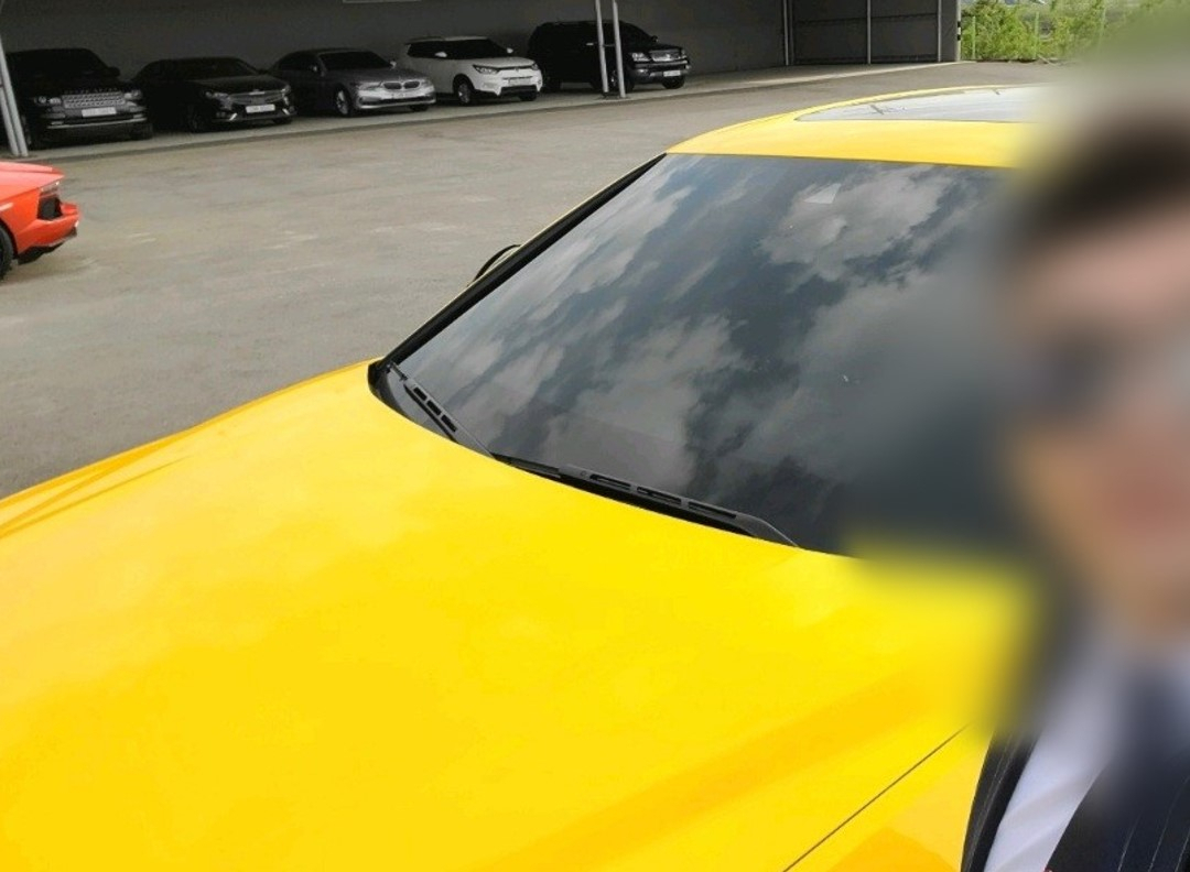 ‘가짜 수산업자’ 김모 씨가 슈퍼카 옆에서 ‘셀카’를 찍고 있다. [김씨 카카오톡 캡처]