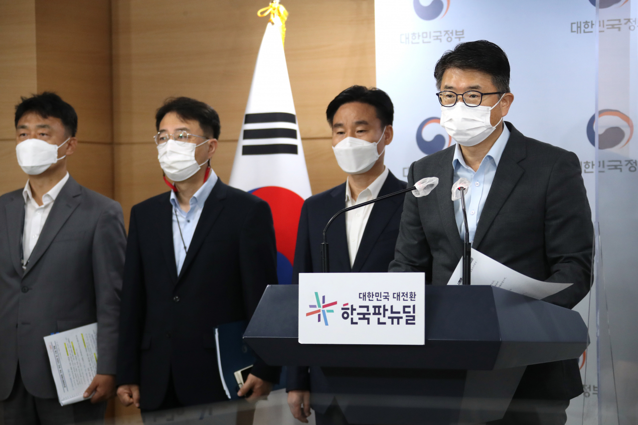장상윤 국무조정실 사회조정실장이 9일 정부서울청사 브리핑실에서 정부 부처 합동으로 중대재해처벌법 시행령 제정안 입법예고 브리핑을 하고 있다. [연합]