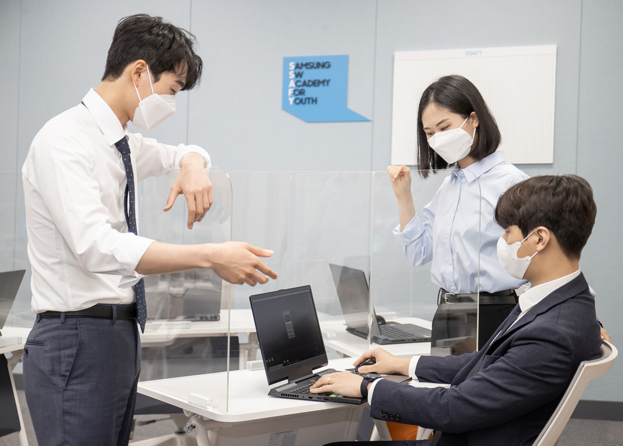 삼성전자가 9일 부산 강서구 삼성전기 부산사업장에 개소한 ‘삼성청년SW 아카데미 부울경 캠퍼스’에서 교육생들이 시범 수업을 진행중이다. [삼성전자 제공]