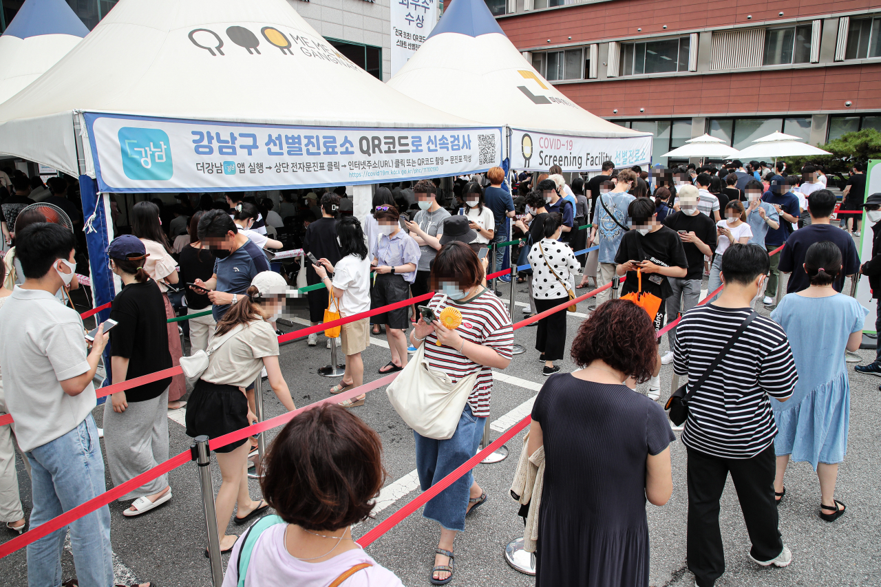 서울 강남과 송파 일대 선별진료소는 확진자 급증과 무역센터 현대백화점 집단 감염 여파로 종일 북새통을 이루고 있다. [연합]