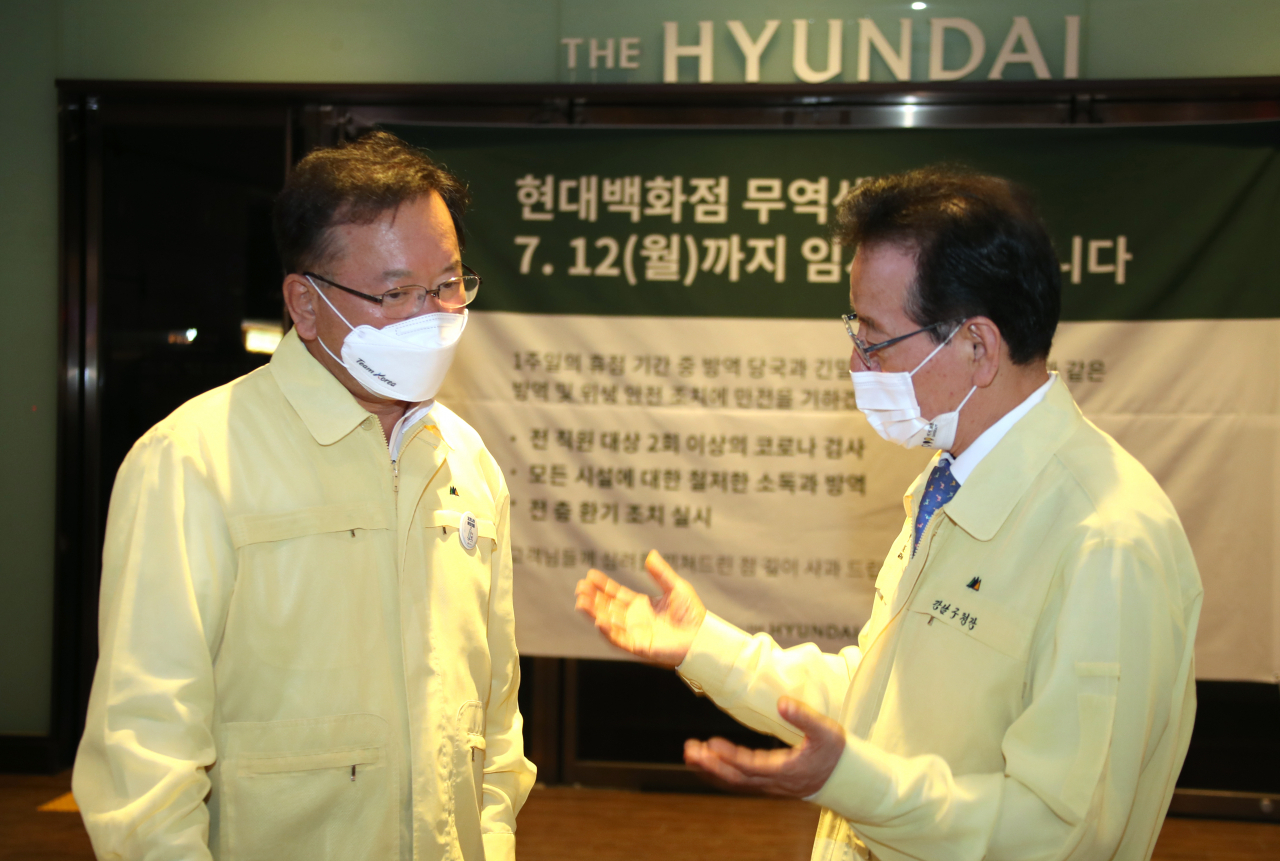 김부겸 국무총리(왼쪽)가 9일 다중이용시설인 서울 삼성동 코엑스몰을 방문해 정순균 강남구청장으로부터 방역상황을 보고 받고 있다. [연합]