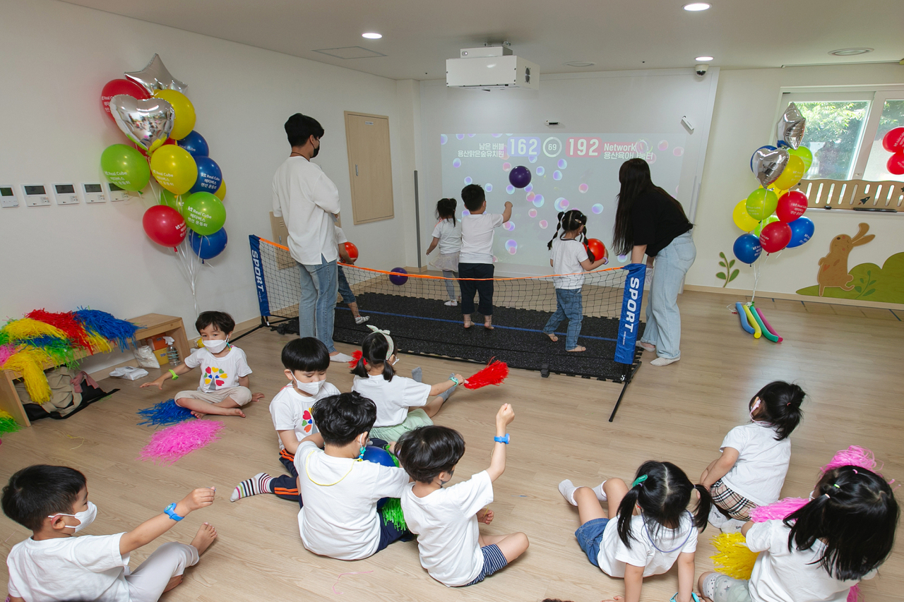 KT가 용산구청과 리얼큐브를 활용한 어린이 운동회를 개최했다고 22일 밝혔다. 사진은 메타버스 운동회에 참가한 서울 용산구 맑은 숲 어린이집 원생들. [KT 제공]