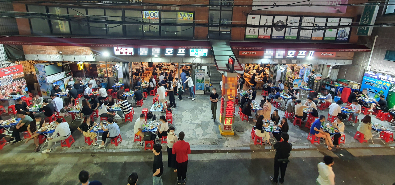 지난 9일 밤 서울 중구 을지로노가리골목이 시민들로 붐비고 있다. 같은 날 정부는 오는 12일부터 25일까지 2주간 서울·인천·경기, 수도권 지역에 새로운 사회적 거리두기 4단계를 적용한다고 밝혔다. 4단계 때에는 오후 6시 이후 2명까지만 모일 수 있다. [연합]