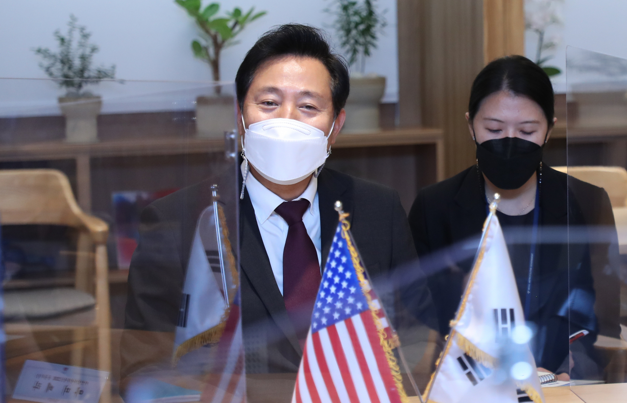 오세훈 서울시장이 지난 7일 오전 서울시청에서 미 의회 코리아스터디그룹 하원의원 일행을 만나 인사말을 하고 있다. [연합]
