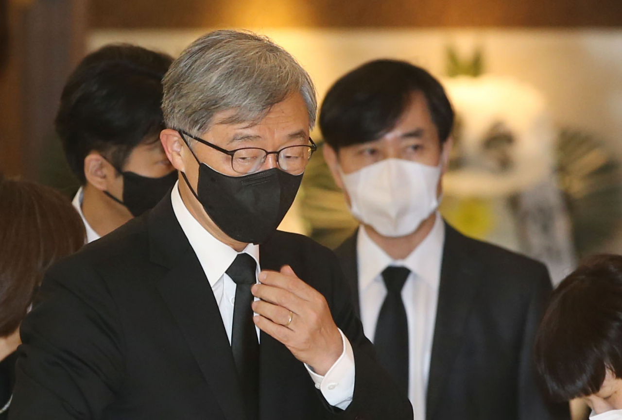 최재형 전 감사원장이 9일 오전 서울 서대문구 신촌세브란스병원 장례식장에 마련된 부친 최영섭 예비역 해군 대령 빈소에 들어서고 있다. 뒤쪽은 조문 온 하태경 국민의힘 의원. [연합]