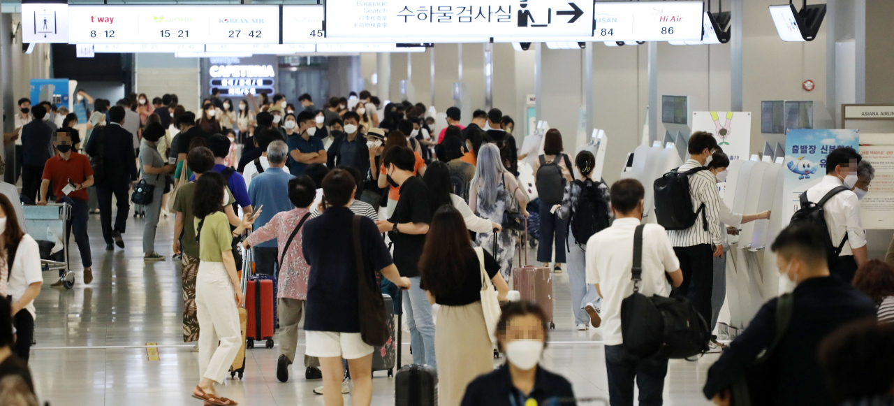 8일 오전 김포공항이 시민들로 붐비고 있다. [연합]