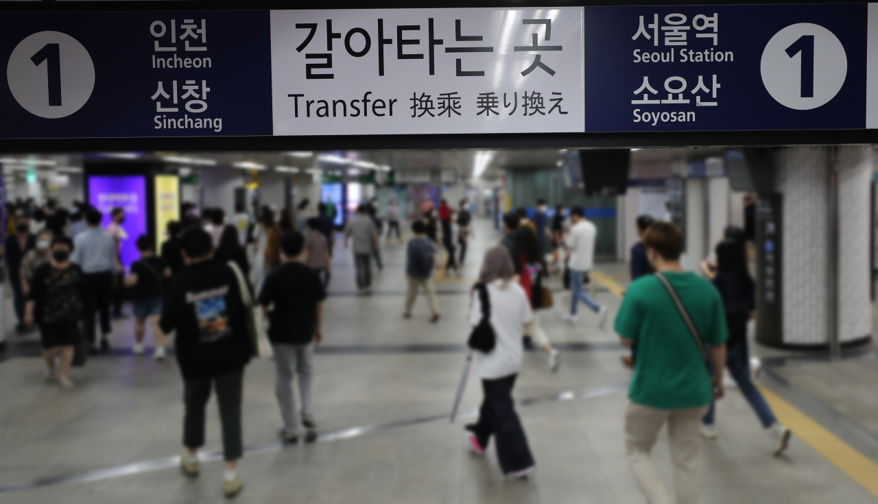 오는 12일부터 수도권 전철의 밤10시후 운행이 감축되고, 막차시간이 앞당겨진다. 늦은 밤 승객은 역 별 막차시간을 미리 확인해야 한다.