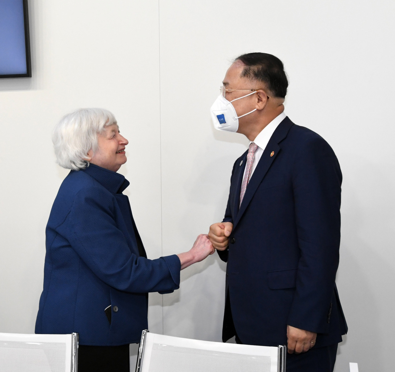 South Korean Finance Minister Hong Nam-ki  (right)and Treasury Secretary Janet Yellen greet with a fist bump ahead of their talks in Venice, Italy, on the sidelines of the Group of 20 meeting of top finance and economic officials on Friday. (Yonhap)