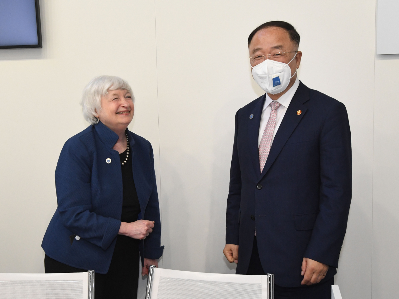 G20 재무장관·중앙은행총재회의 참석차 이탈리아 베네치아를 방문 중인 홍남기 부총리 겸 기획재정부 장관이 9일(현지시간) 아르세날레 회의장에서 재닛 옐런 미국 재무장관과 면담에 앞서 이야기를 나누고 있다. [연합]
