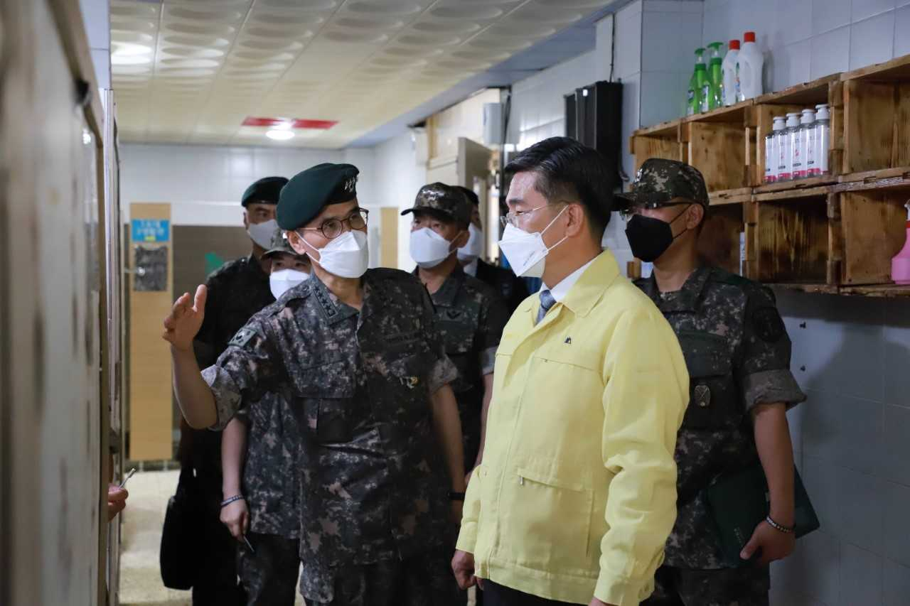 국방부는 정부의 수도권 사회적 거리두기 강화 등 정부 방침에 따라 외출·외박·면회를 전면 통제하고 휴가를 최소화하는 군내 거리두기 개편 부대관리 지침을 하달했다고 10일 밝혔다. 서욱 국방부 장관이 전날 집단감염이 발생한 충남 논산 육군훈련소를 찾아 방역태세를 둘러보고 있다. [국방부 제공]