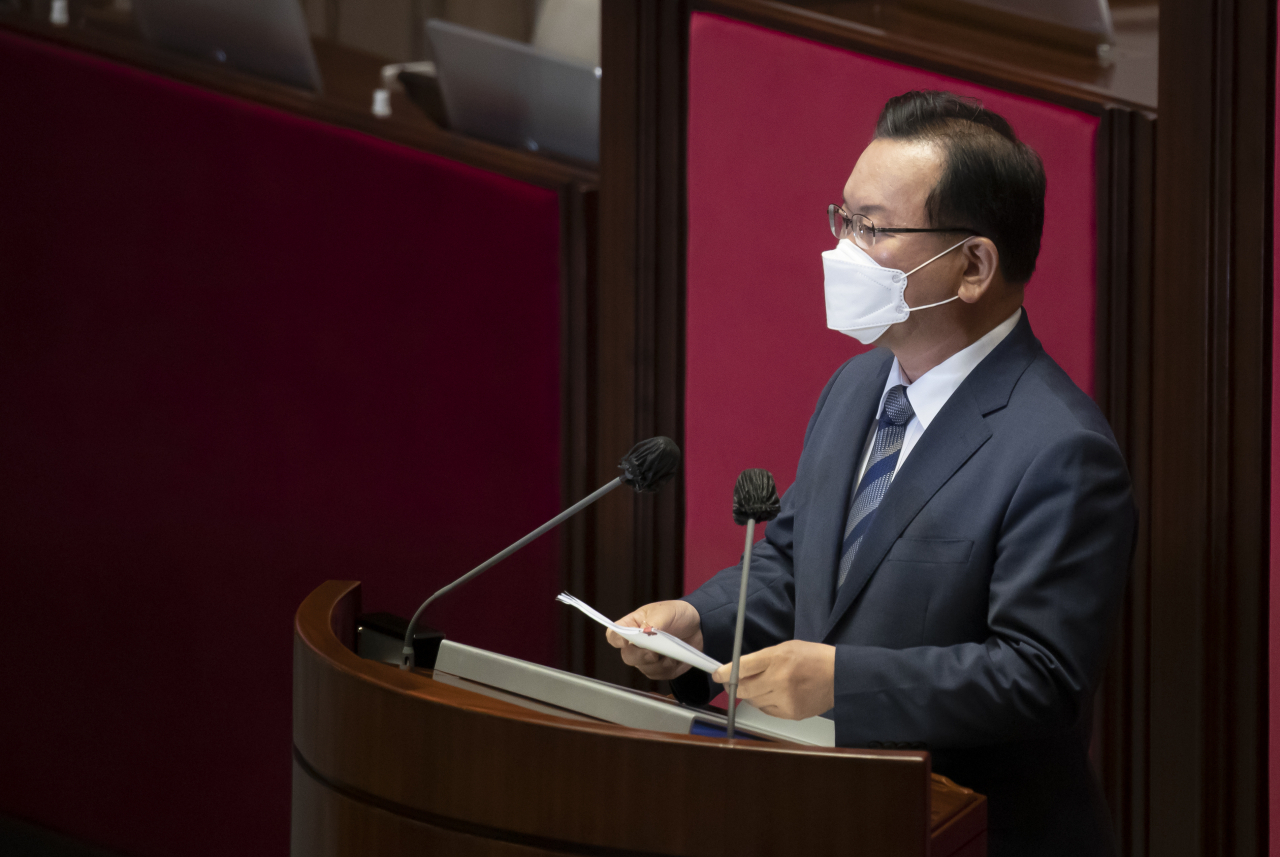 김부겸 국무총리가 8일 서울 여의도 국회에서 열린 본회의에서 2차 추경안 관련 시정연설을 하고 있다. 연합뉴스