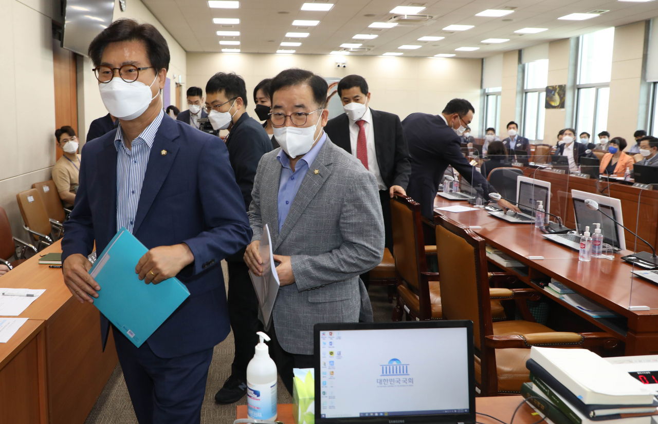 문재인 대통령이 이르면 내주 정연주 전 KBS 사장을 방심위원장으로 임명할 것으로 알려진 가운데 국민의힘은 10일 정치 편향성 등을 이유로 철회를 요구했다. 지난달 24일 박성중 간사 등 국민의힘 의원들이 정 전 사장 내정 소식에 반발해 국회 과방위에서 집단퇴장하고 있다. [연합]