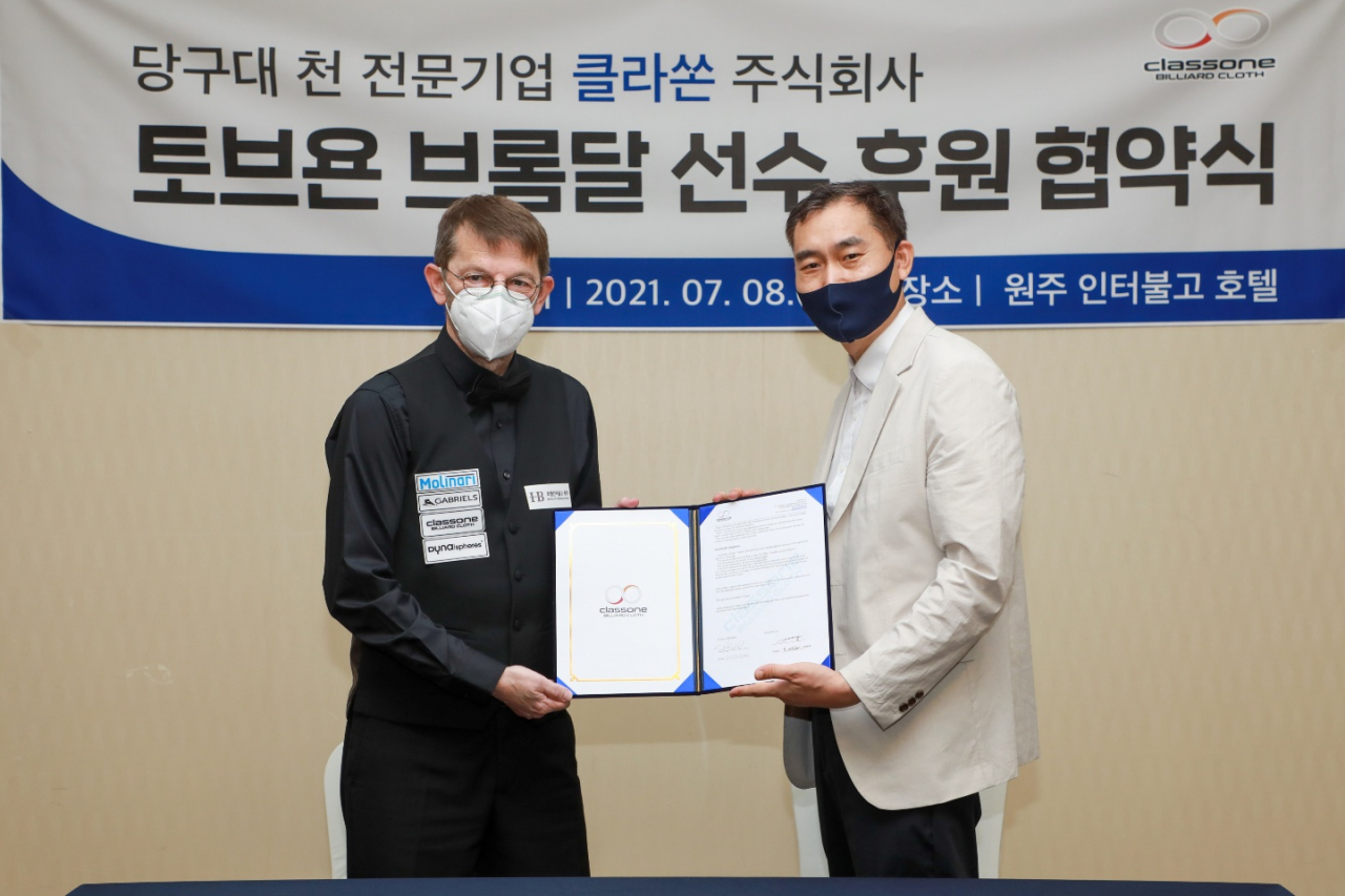 ‘당구 황제’ 토브욘 블롬달과 클라쏜 김대영 대표가 상호 서명한 후원계약서를 들어보이고 있다.