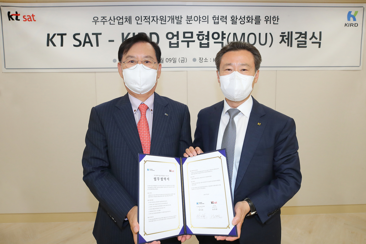 박귀찬(왼쪽) KIRD 원장과 송경민 KT SAT 대표이사가 협약서를 들어보이고 있다.[KIRD 제공]