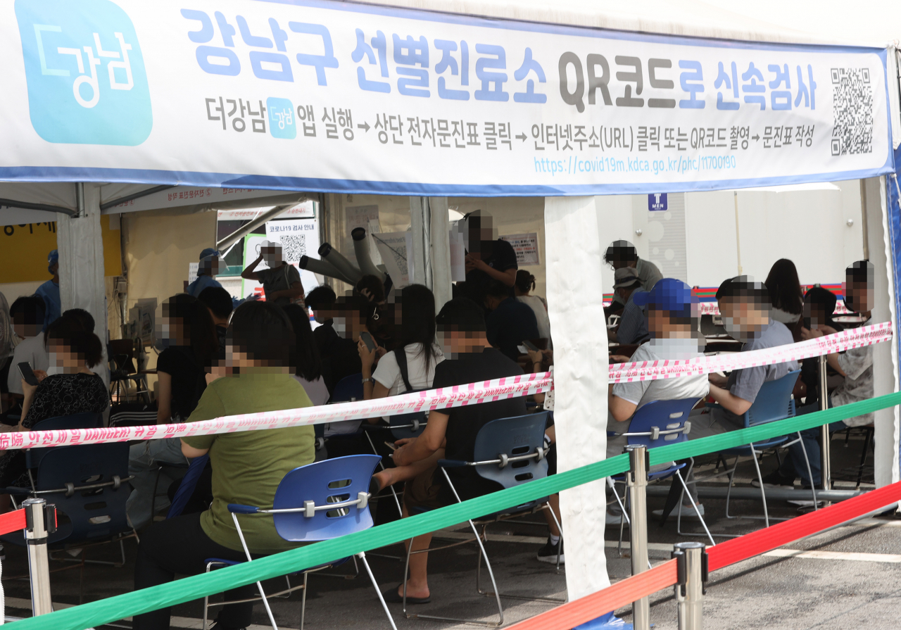 10일 오전 서울 강남구 보건소 선별진료소에서 시민들이 신종 코로나바이러스 감염증(코로나19) 선별 검사를 받기 위해 대기하고 있다. [연합]