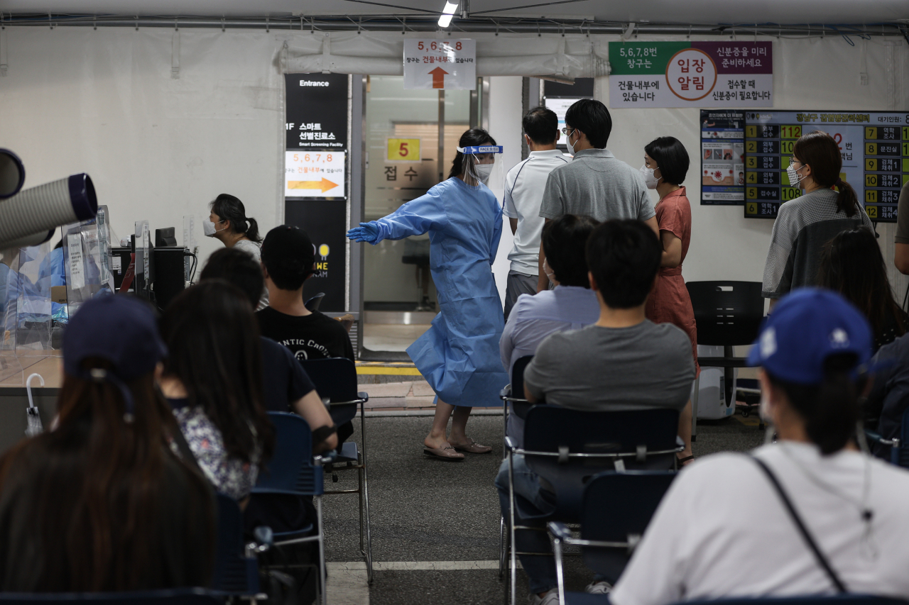 신종 코로나바이러스 감염증(코로나19) 확진자 수가 사흘째 1000명을 넘고 있는 가운데 11일 오전 서울 강남구보건소 선별진료소에서 의료진이 시민들에게 검사 관련 안내를 하고 있다. [연합]