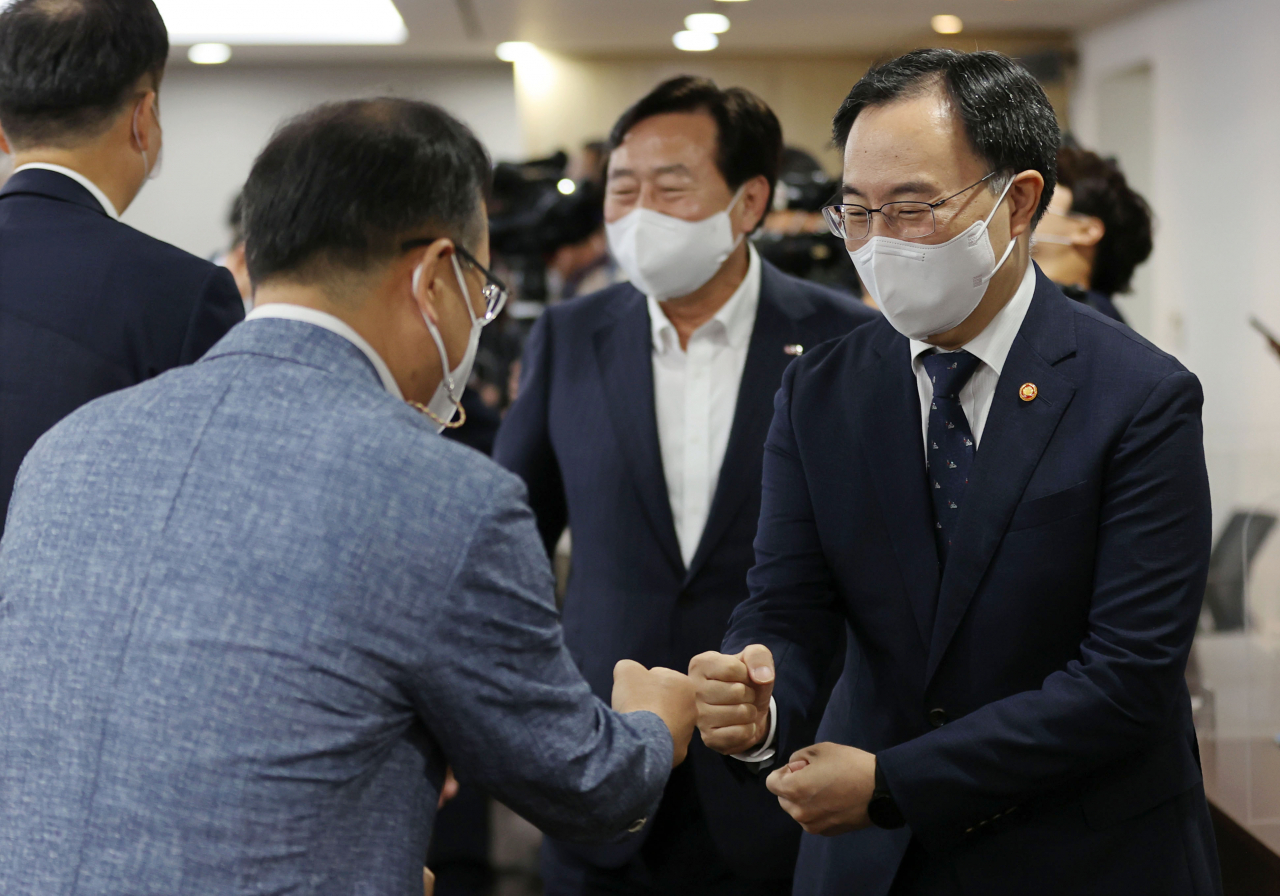 문승욱 산업통상자원부 장관이 지난 9일 서울 영등포구 중소기업중앙회에서 열린 중소기업인 간담회에 입장하며 참석자들과 인사하고 있다. [연합]