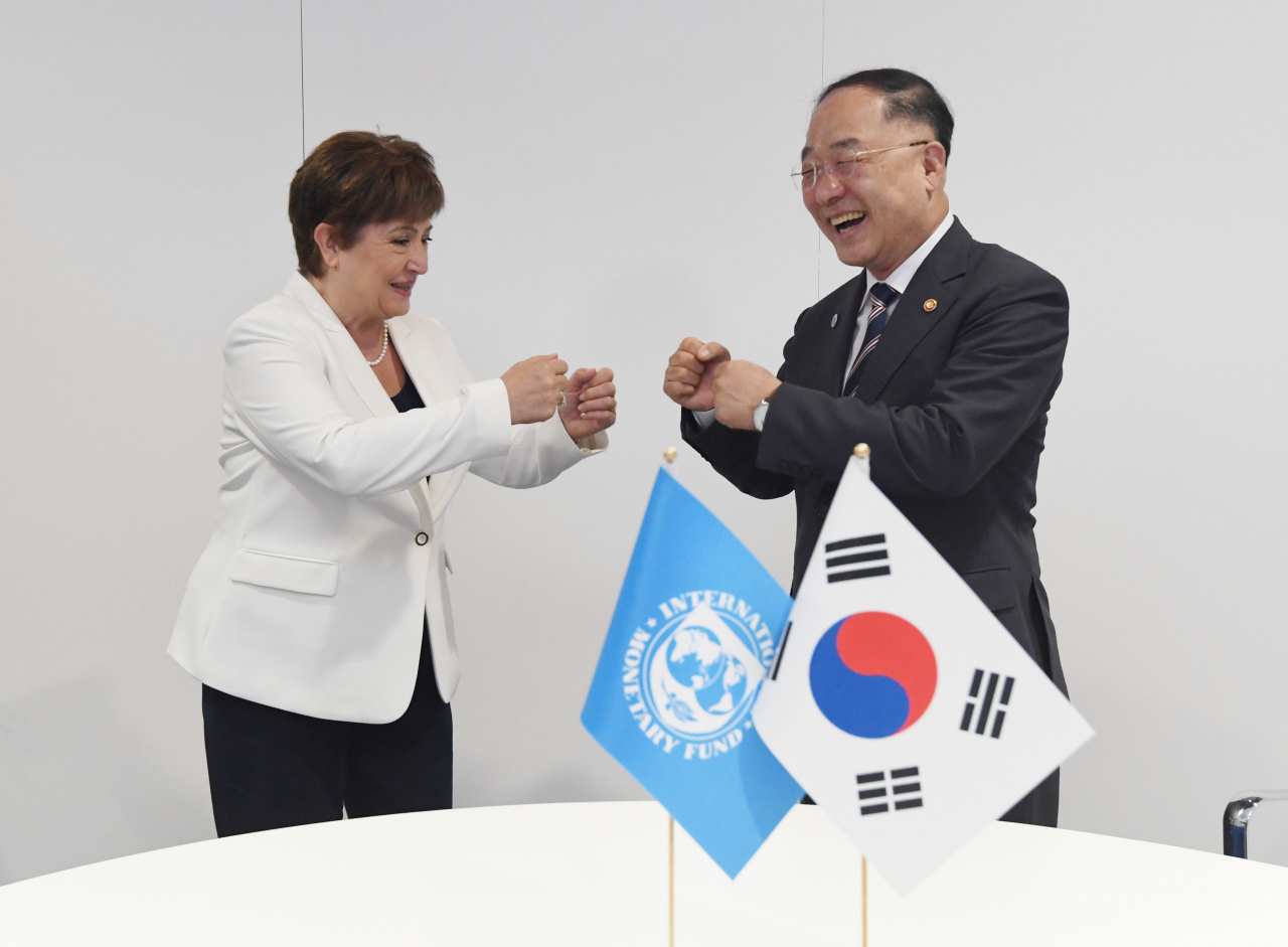 G20 재무장관·중앙은행총재회의 참석차 이탈리아 베네치아를 방문 중인 홍남기 부총리 겸 기획재정부 장관이 10일(현지시간) 아르세날레 회의장에서 크리스탈리나 게오르기에바 IMF 총재와 면담에 앞서 인사를 나누고 있다. [기획재정부 제공. 재판매 및 DB 금지] 연합뉴스