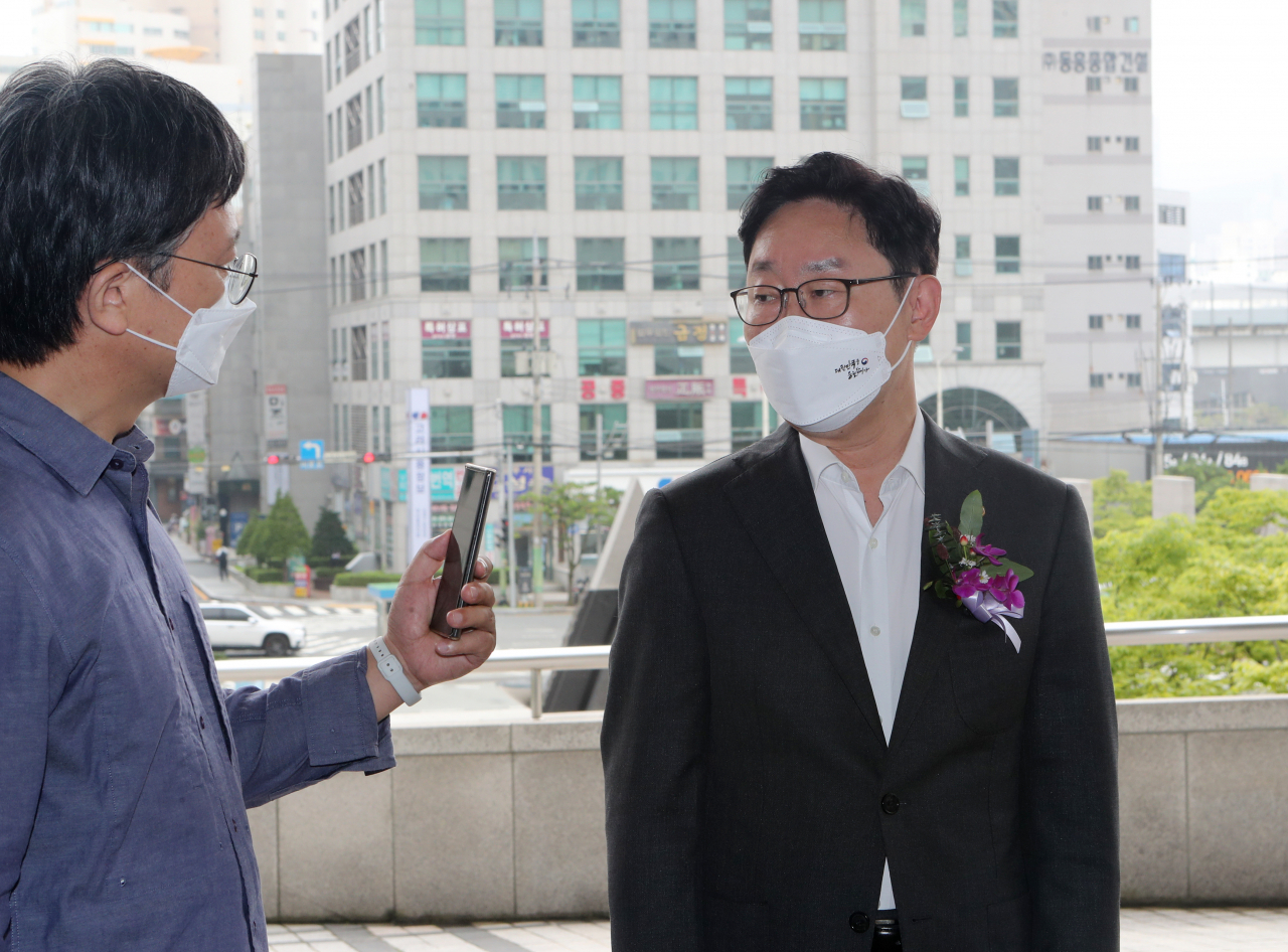 박범계 법무부 장관이 지난 9일 오전 부산 연제구 부산고등검찰청 방문, 취재진의 질문에 답하고 있다. [연합]