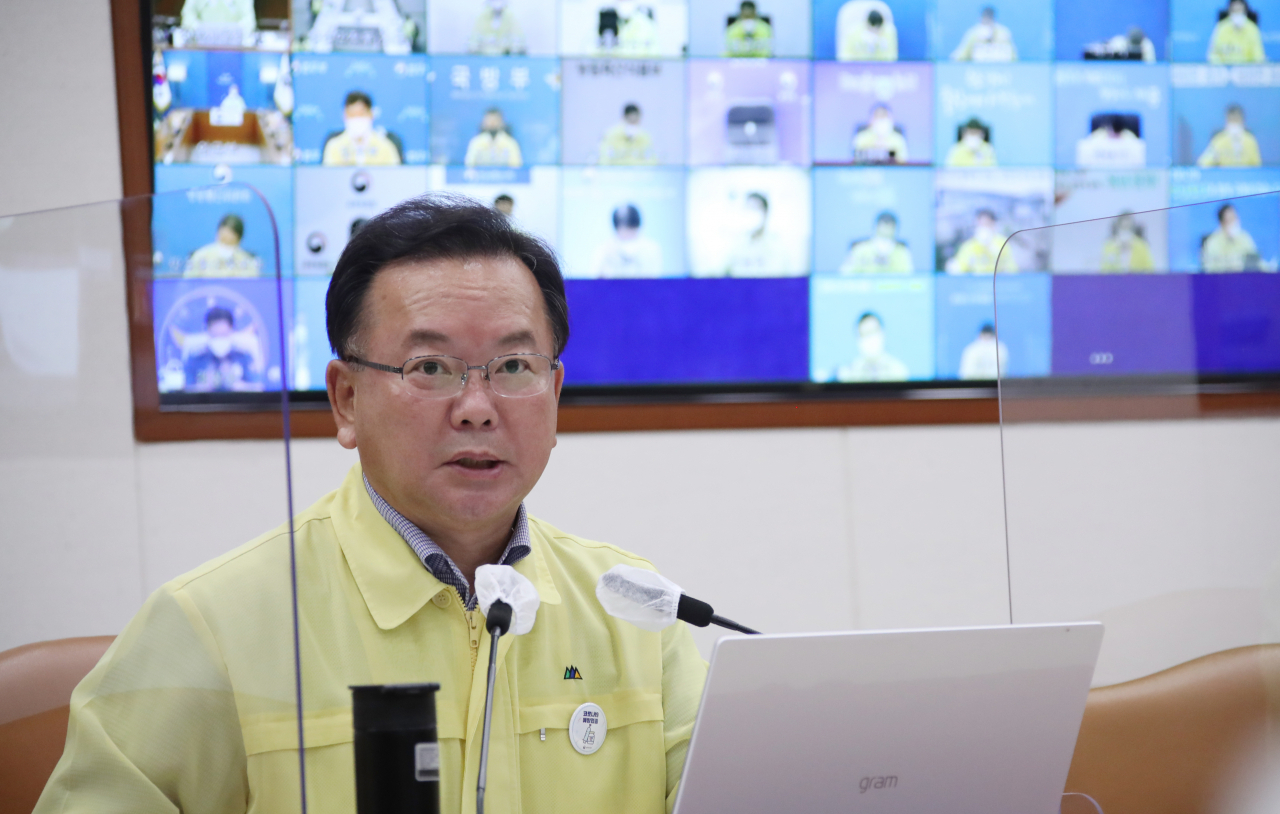 김부겸 국무총리가 11일 정부서울청사에서 열린 코로나19 대응 중앙재난안전대책본부(중대본) 회의를 주재하고 있다. [연합]