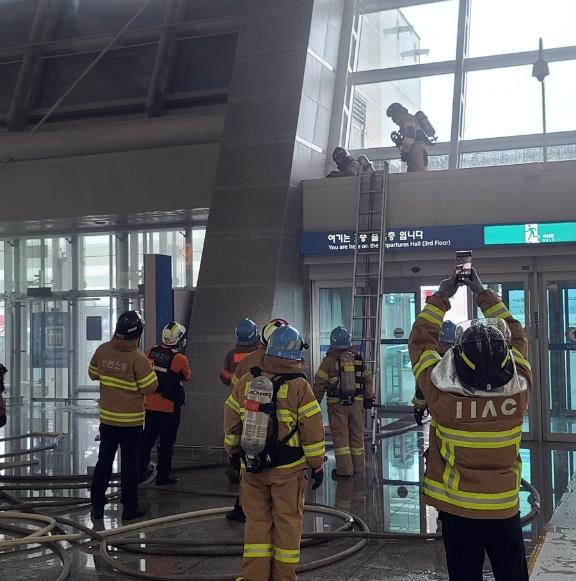 11일 오후 1시 54분께 인천시 중구 인천국제공항 제1여객터미널 3층 출국장 인근에서 연기가 보인다는 화재 의심 신고가 119에 접수됐다. 사진은 긴급 출동한 소방대원들이 진화 잔업을 하는 모습. [연합]