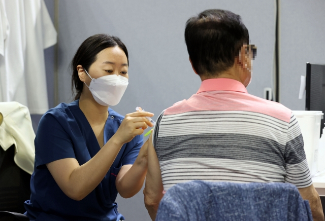 지난달 4일 서울 동작구 사당종합체육관에 마련된 신종 코로나바이러스 감염증(코로나19) 예방접종센터에서 시민들이 백신 접종을 받고 있다. [연합]