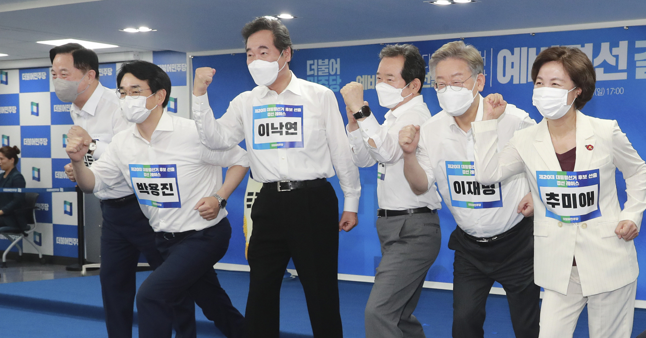 11일 오후 더불어민주당 제20대 대통령선거 예비경선 개표식에서 경선 후보로 선출된 추미애(오른쪽부터), 이재명, 정세균, 이낙연, 박용진, 김두관 후보가 가슴에 이름표를 달고 기념촬영을 하고 있다. [연합]