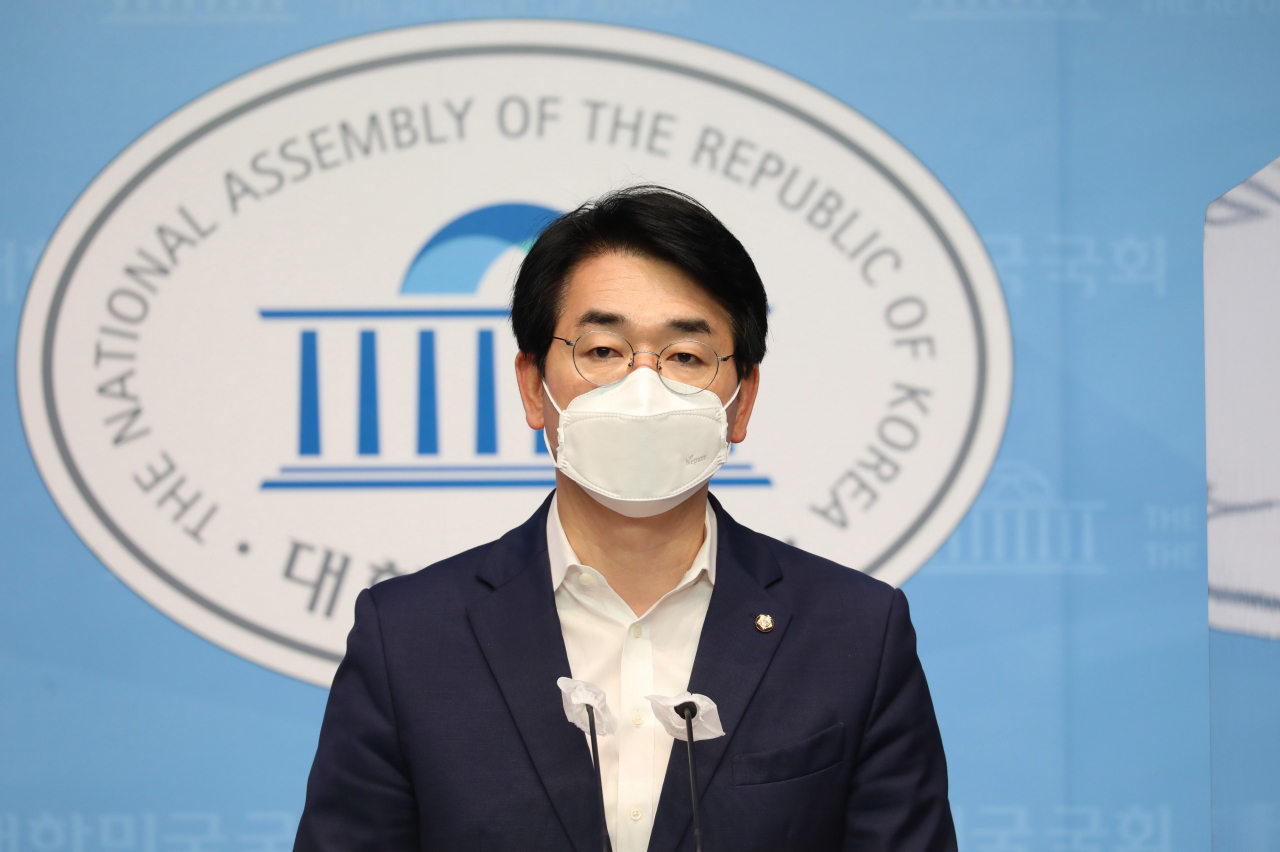 더불어민주당 대선후보 선출을 위한 예비경선 여론조사가 시작된 지난 9일 오전 국회 소통관에서 박용진 의원이 대선 관련 기자회견을 하고 있다. [연합]